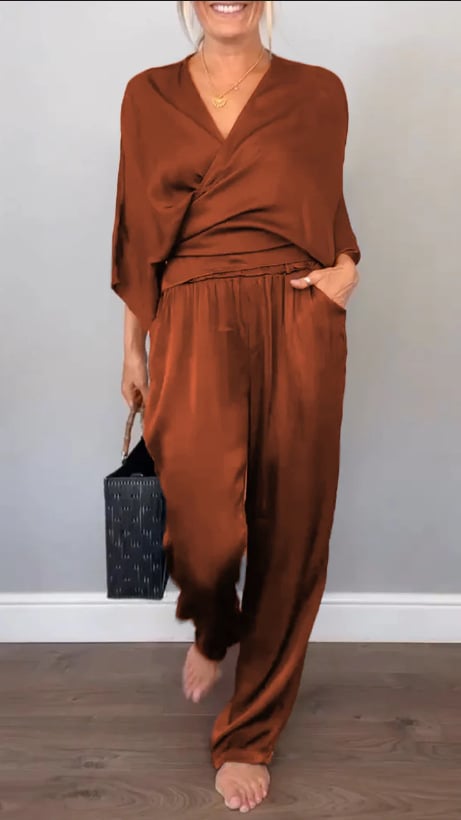 GELLI - TRAJE DE SATÉN DE LUJO Y COMODIDAD