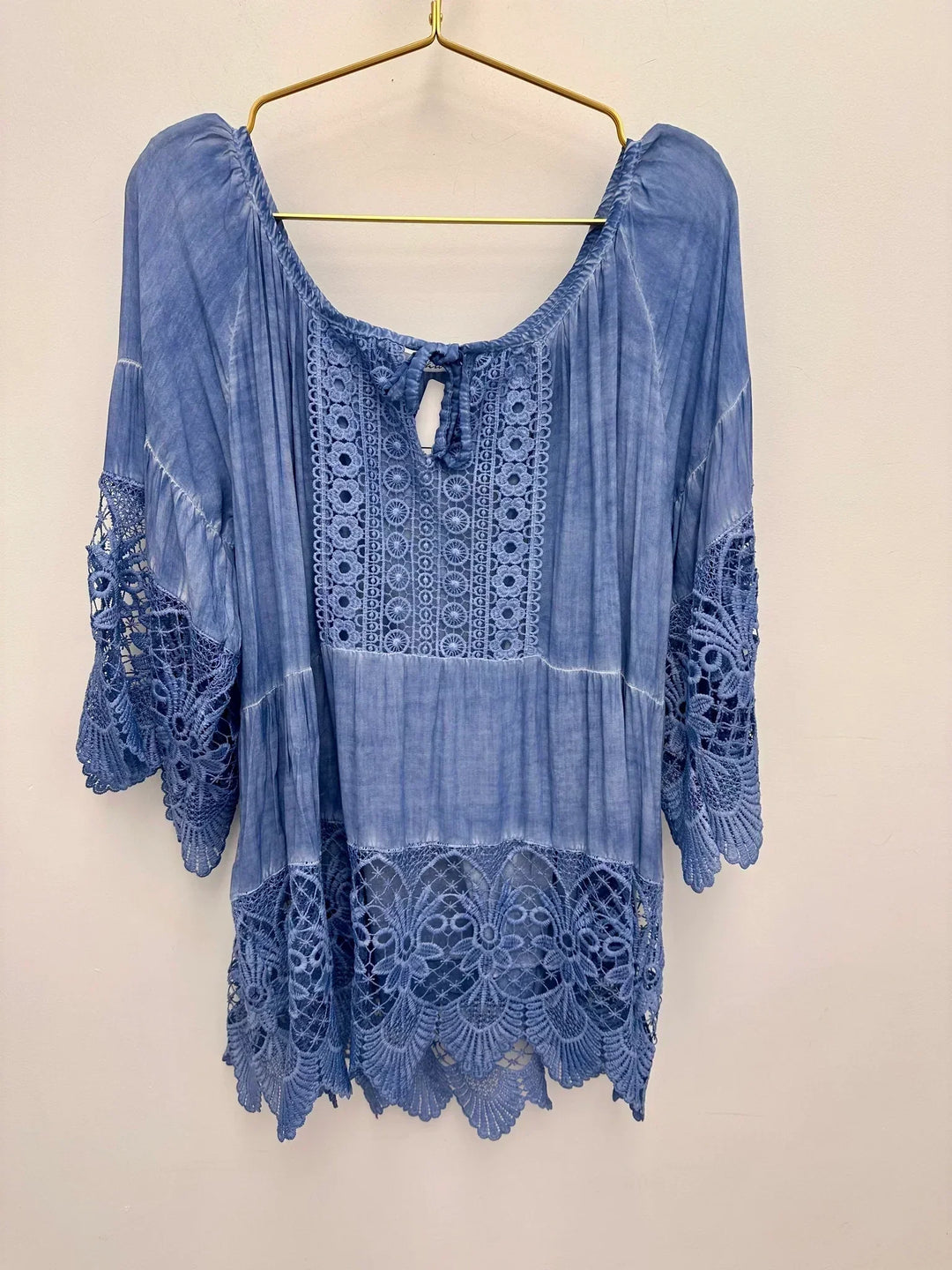 LINA - BLUSA MINIMALISTA DE CUELLO REDONDO
