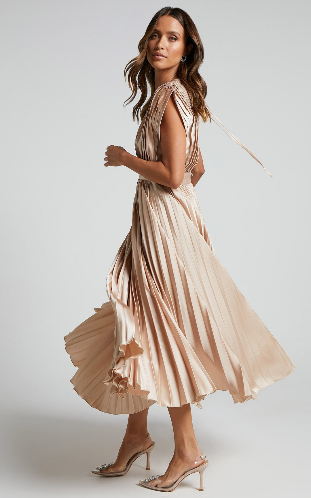 MADISYN - VESTIDO CON FALDA PLISADA Y ESCOTE EN V FLUIDO