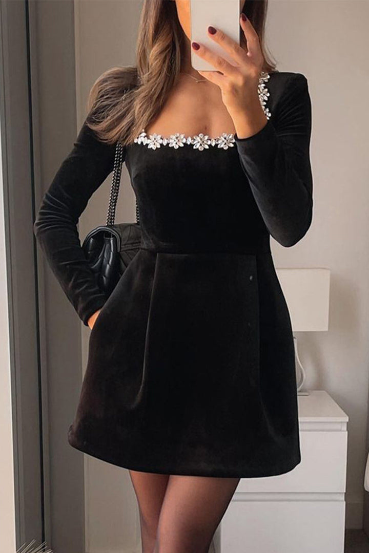 LUCILLA - VESTIDO ELEGANTE CON ESCOTE CUADRADO Y PEDRERÍA