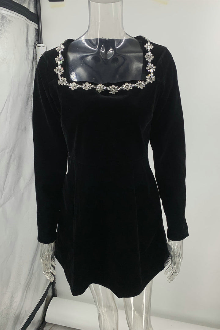 LUCILLA - VESTIDO ELEGANTE CON ESCOTE CUADRADO Y PEDRERÍA