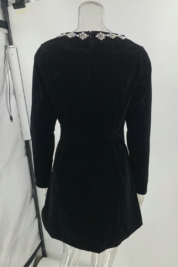 LUCILLA - VESTIDO ELEGANTE CON ESCOTE CUADRADO Y PEDRERÍA