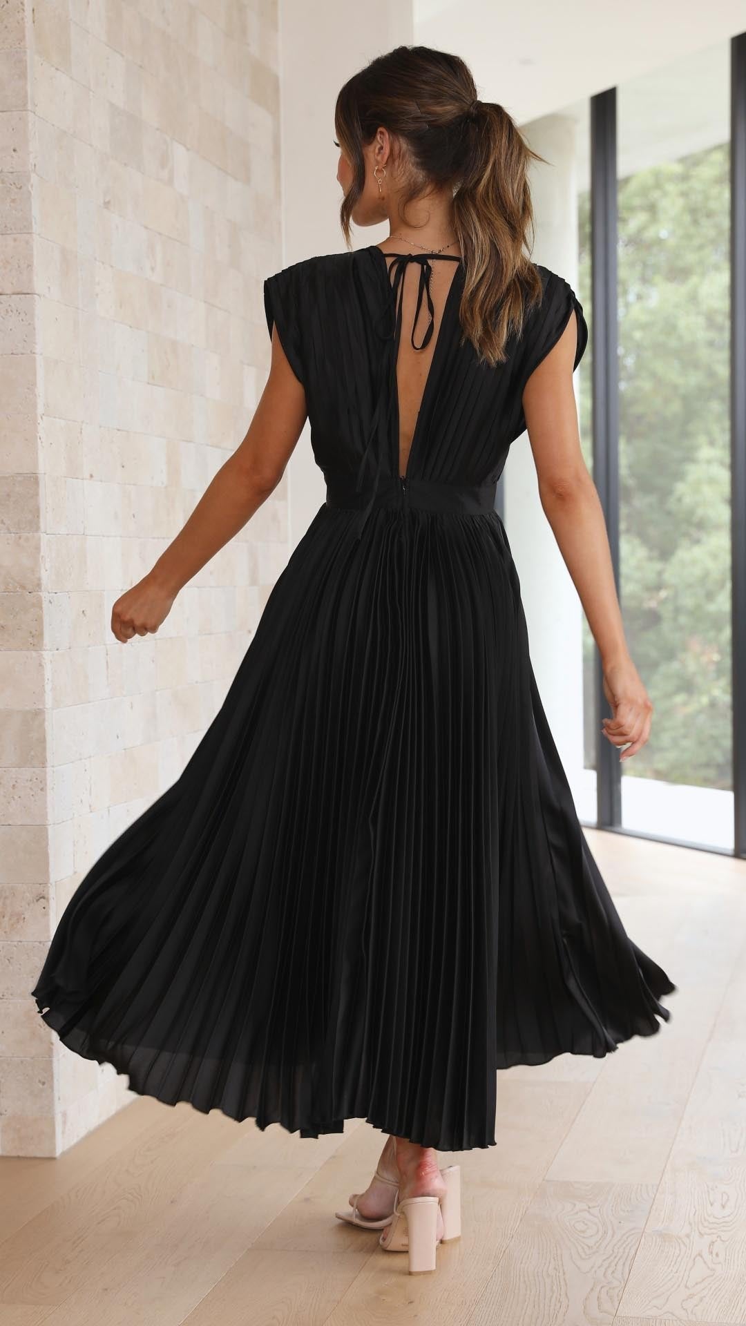 MADISYN - VESTIDO CON FALDA PLISADA Y ESCOTE EN V FLUIDO