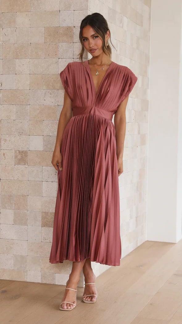 MADISYN - VESTIDO CON FALDA PLISADA Y ESCOTE EN V FLUIDO
