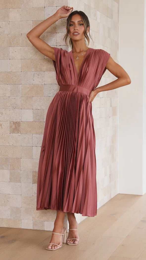 MADISYN - VESTIDO CON FALDA PLISADA Y ESCOTE EN V FLUIDO
