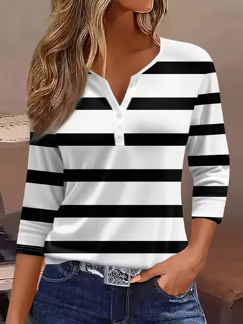 EIRAH - BLUSA ESENCIAL CON ESCOTE EN V Y ESTAMPADO DE RAYAS
