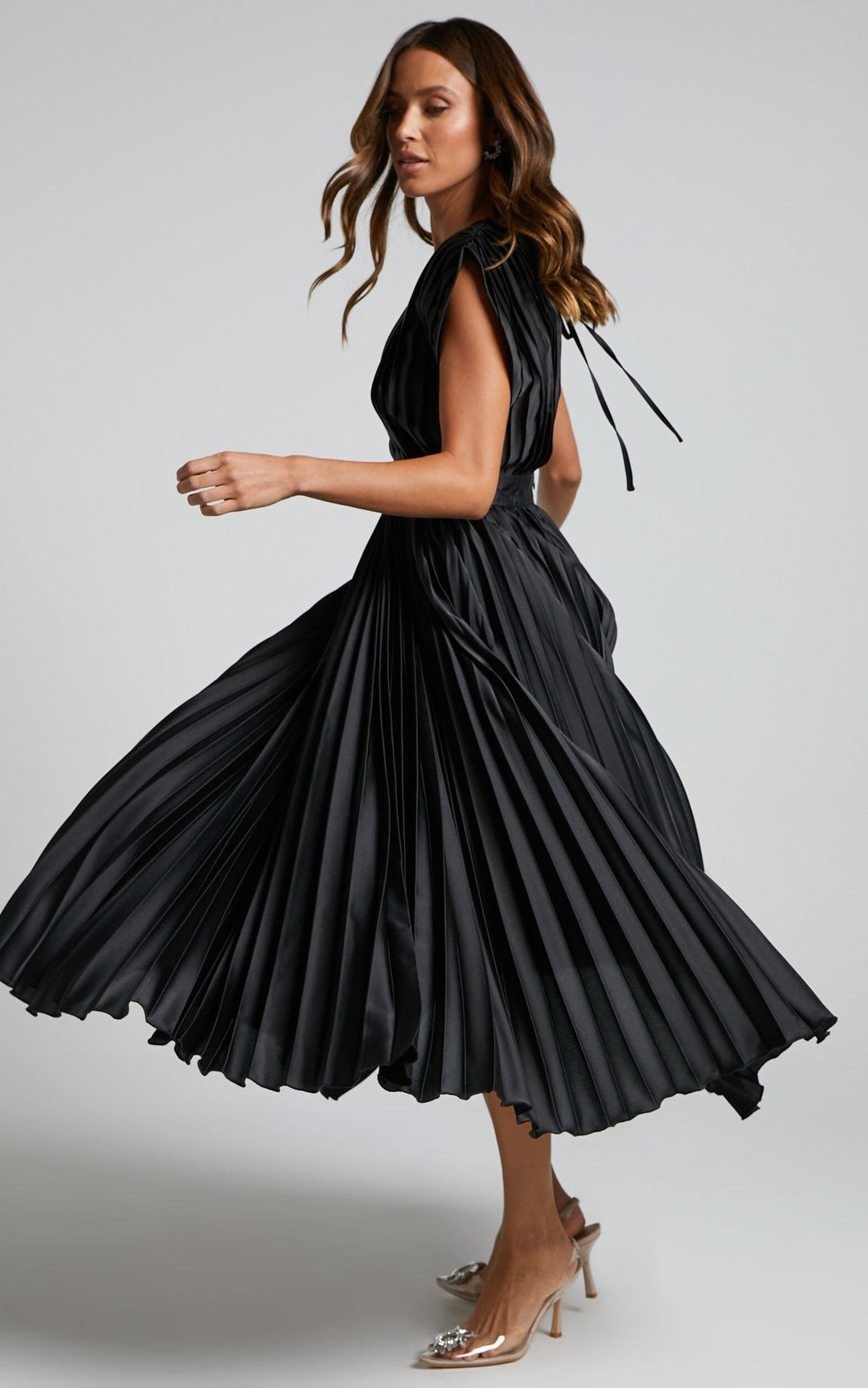 MADISYN - VESTIDO CON FALDA PLISADA Y ESCOTE EN V FLUIDO