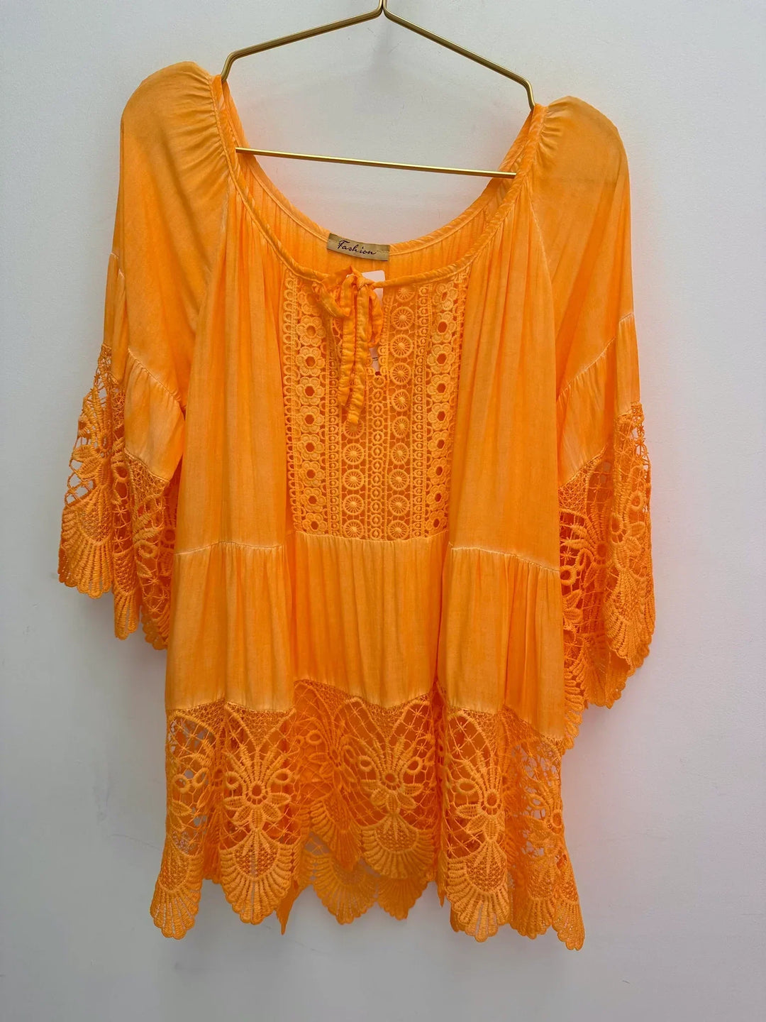 LINA - BLUSA MINIMALISTA DE CUELLO REDONDO