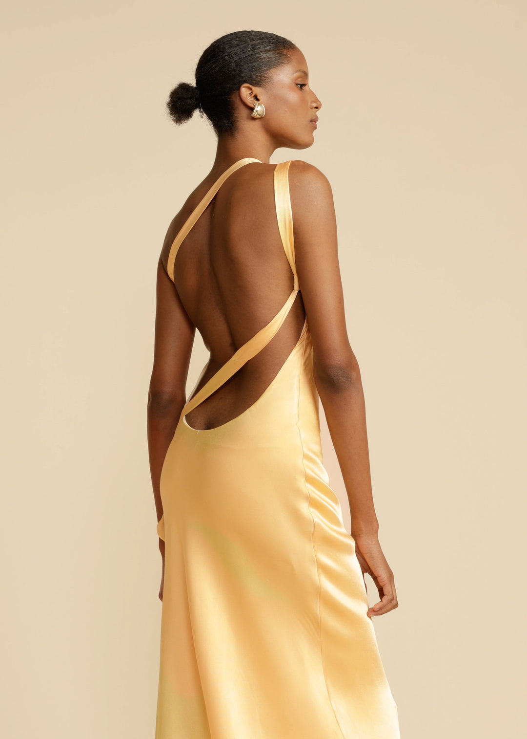 AVEEKO - VESTIDO CURVO ELEGANTE DE SATÉN