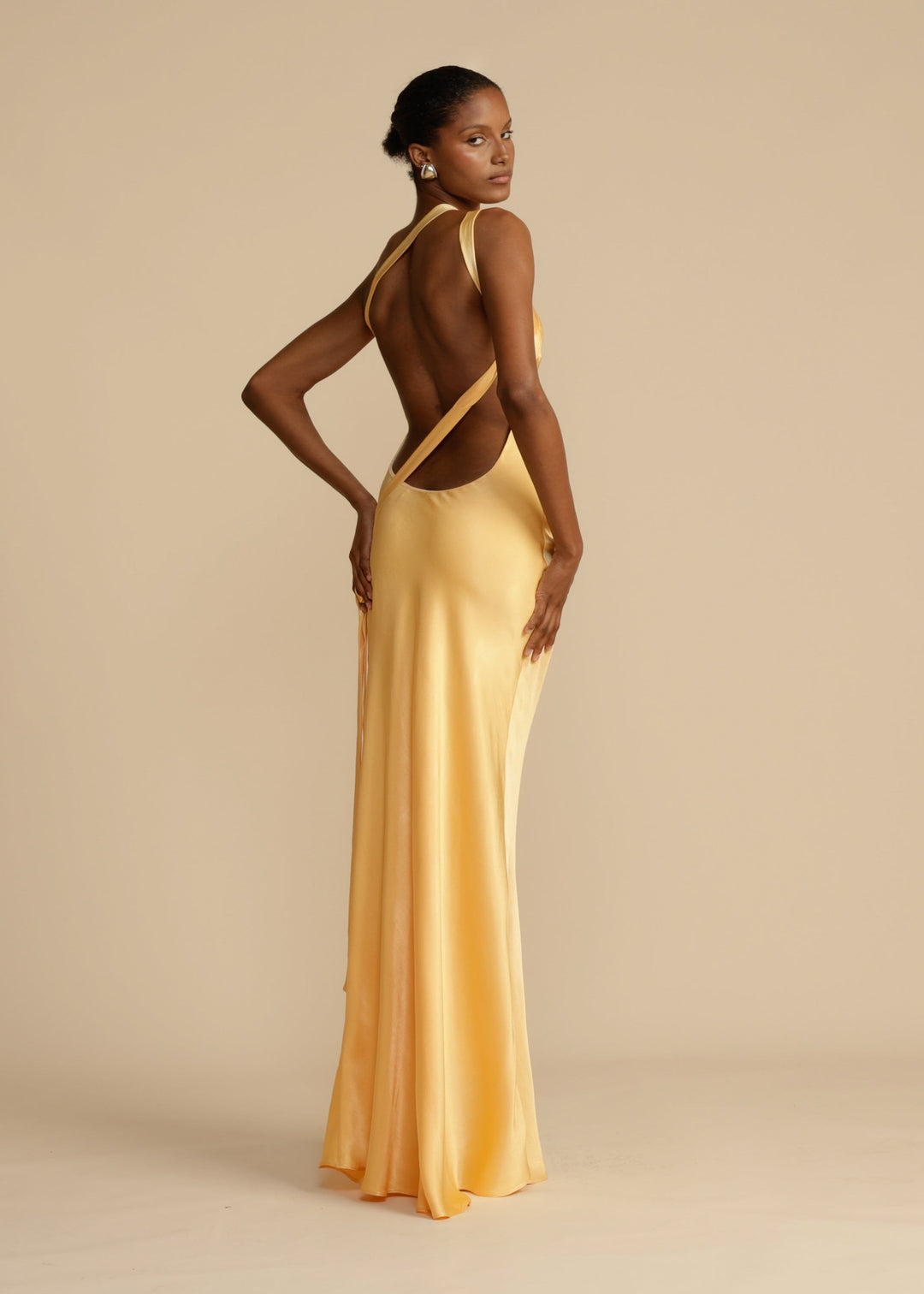 AVEEKO - VESTIDO CURVO ELEGANTE DE SATÉN