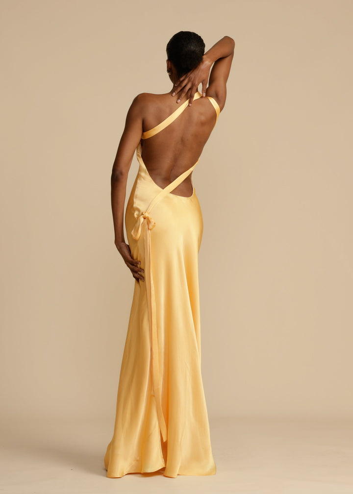 AVEEKO - VESTIDO CURVO ELEGANTE DE SATÉN