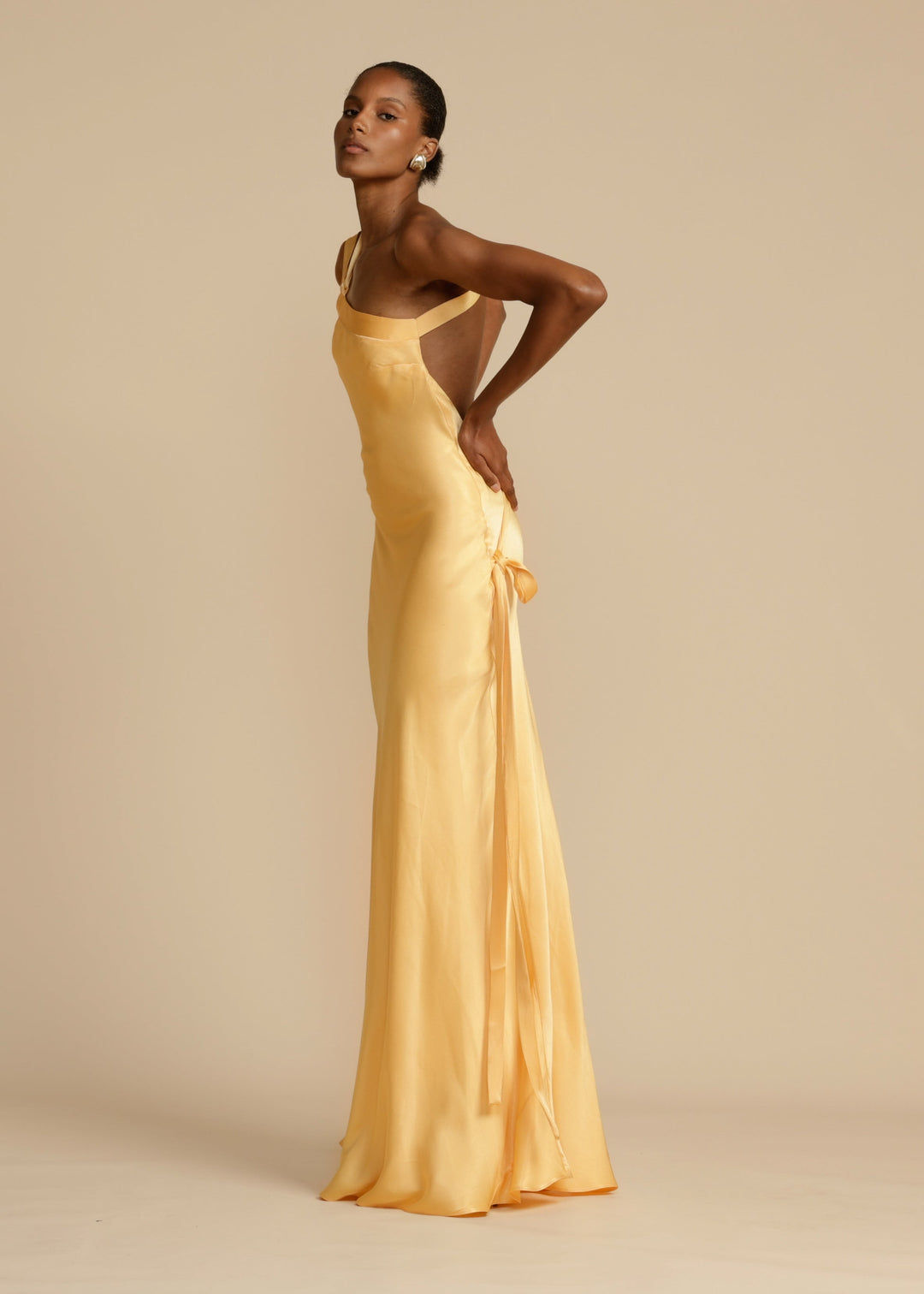 AVEEKO - VESTIDO CURVO ELEGANTE DE SATÉN