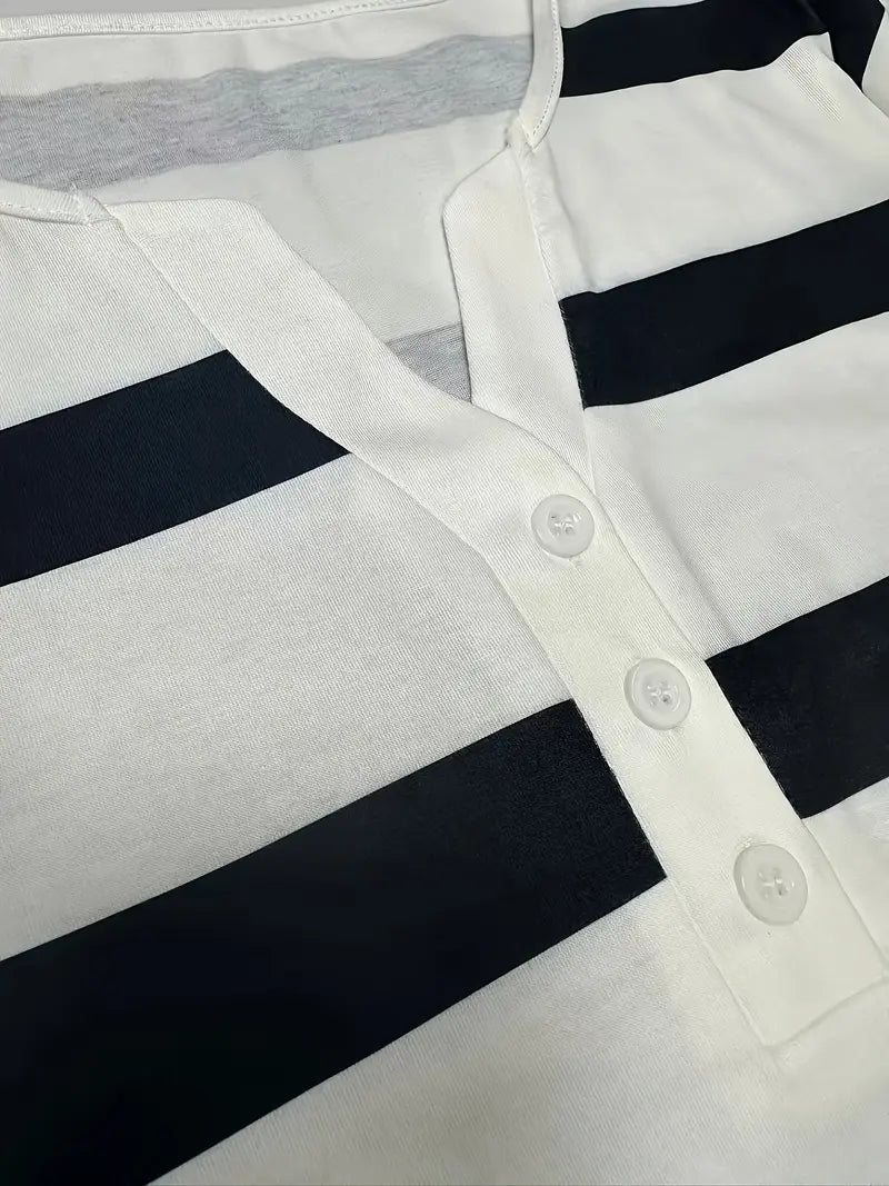 EIRAH - BLUSA ESENCIAL CON ESCOTE EN V Y ESTAMPADO DE RAYAS