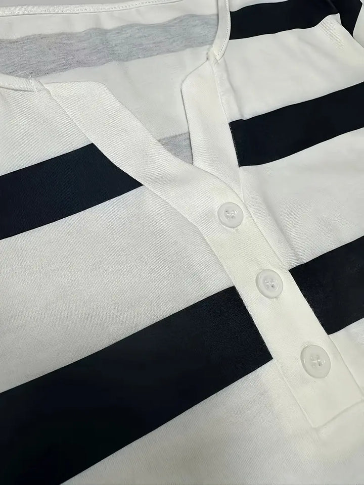 EIRAH - BLUSA ESENCIAL CON ESCOTE EN V Y ESTAMPADO DE RAYAS