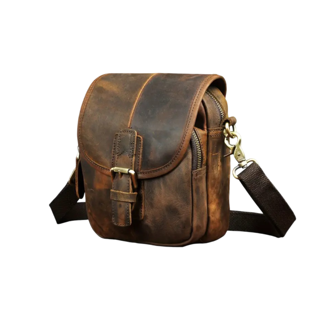 Nolan | Bolsa Cruzada Compacta de Cuero con Solapa y Hebilla
