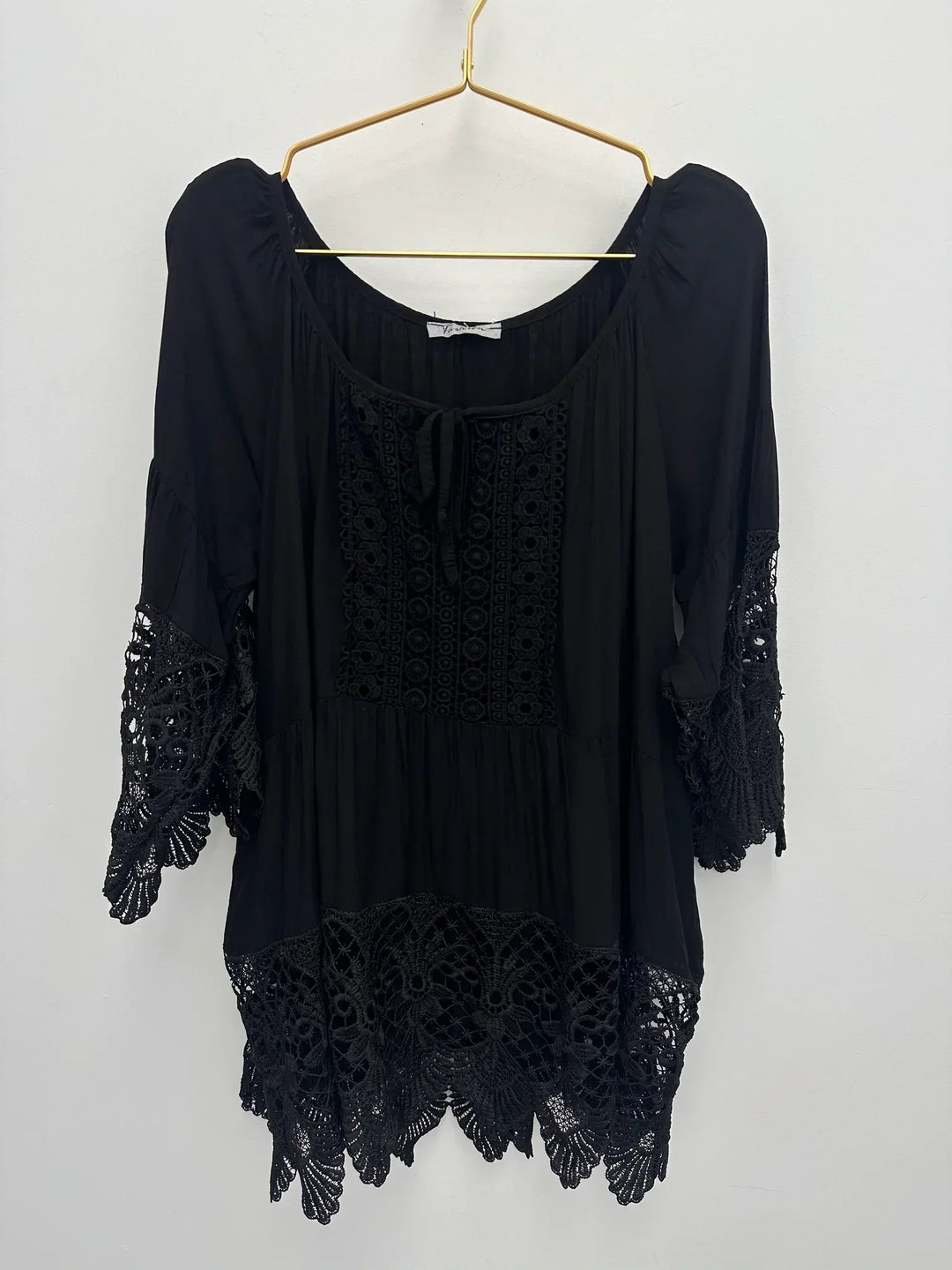 LINA - BLUSA MINIMALISTA DE CUELLO REDONDO