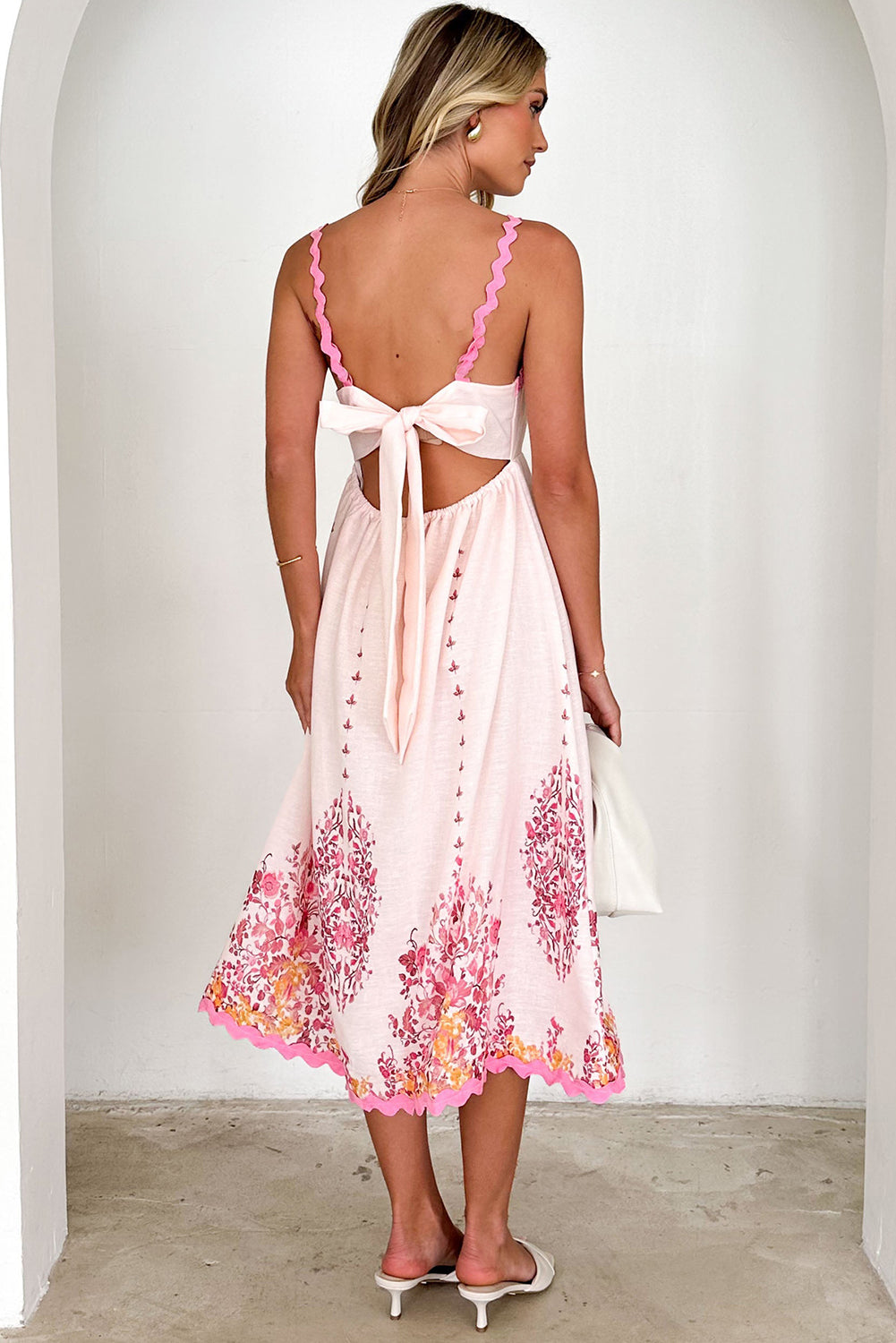 ARETE - VESTIDO SIN ESPALDA CON FLORES