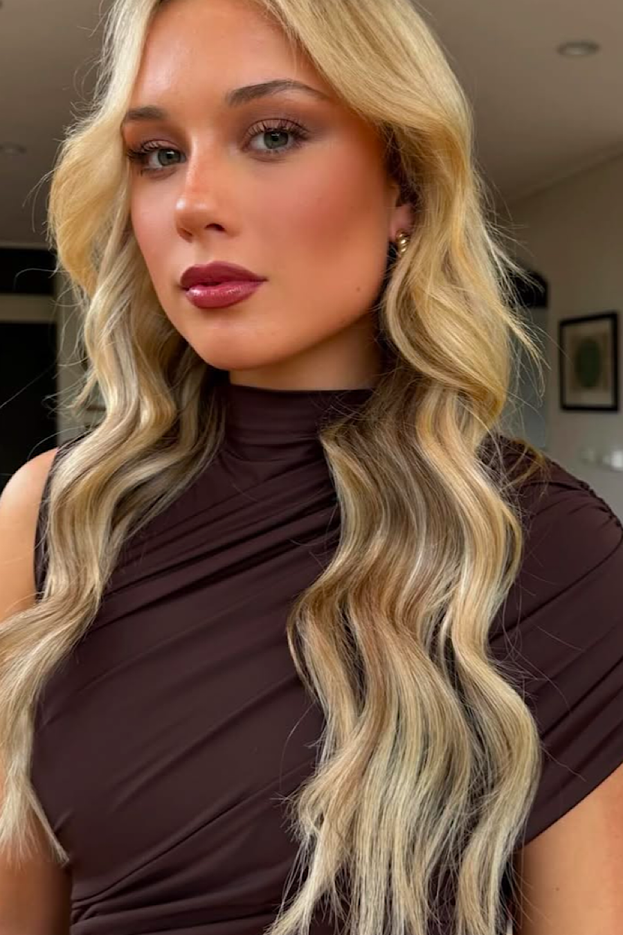 JAYLEEN - VESTIDO ESCULTURADO CON ABERTURA ALTA