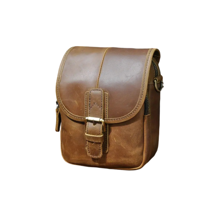 Nolan | Bolsa Cruzada Compacta de Cuero con Solapa y Hebilla