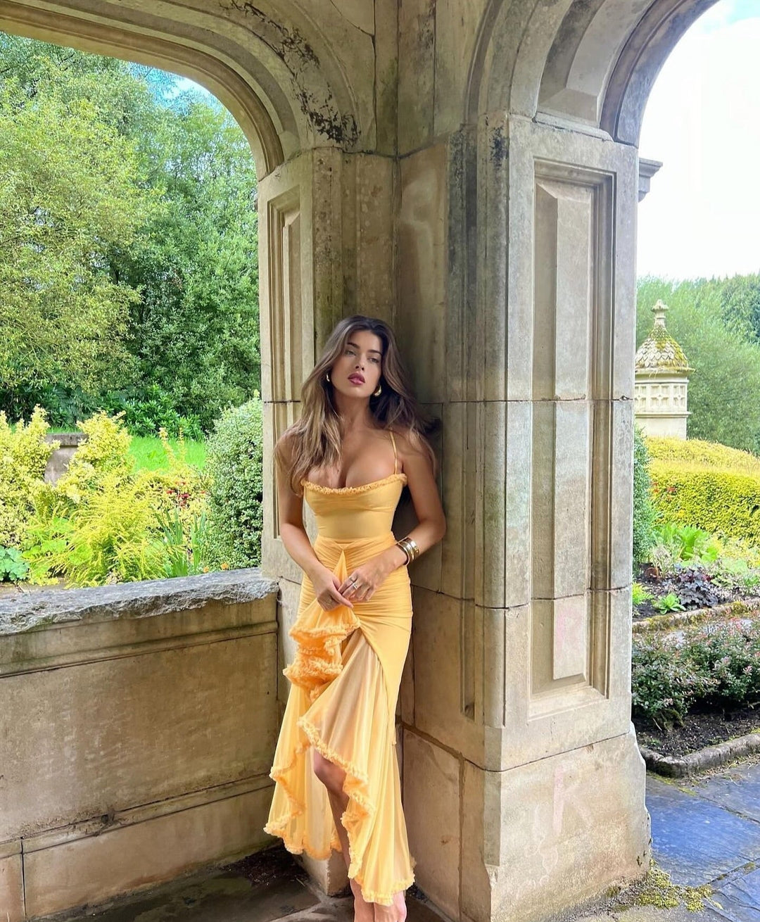 Fauna - Vestido de Fiesta con Volantes Fruncidos y Cola de Golondrina