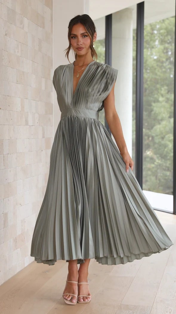 MADISYN - VESTIDO CON FALDA PLISADA Y ESCOTE EN V FLUIDO