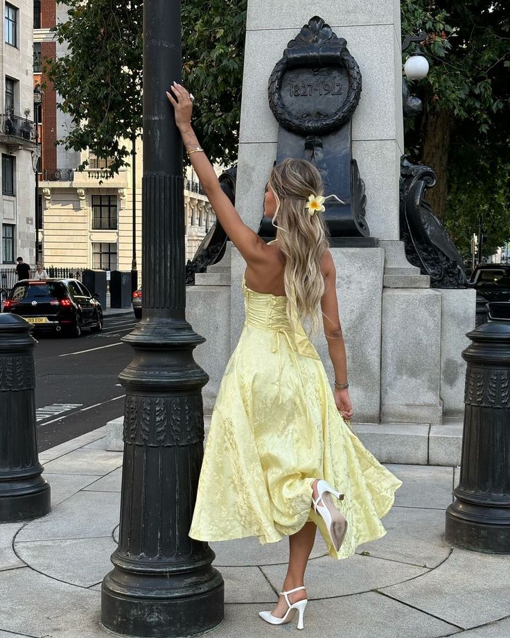 Niamh - Vestido Elegante Sin Mangas con Escote Profundo en V y Bordado