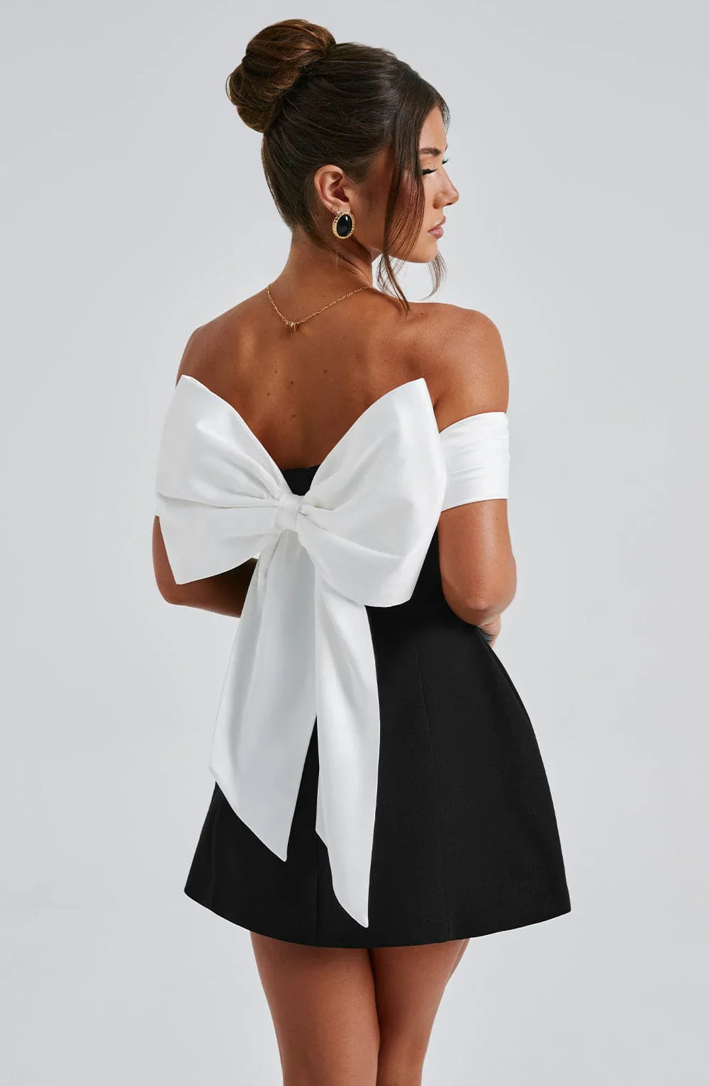 KISSES - VESTIDO MINI CON LAZO SOBREDIMENSIONADO