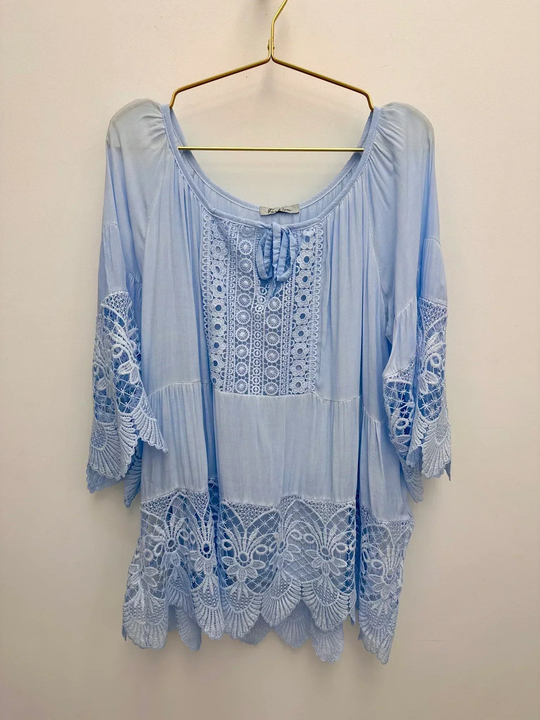LINA - BLUSA MINIMALISTA DE CUELLO REDONDO