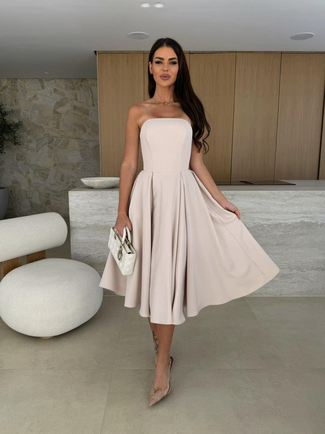 LUETTA - VESTIDO MIDI SIN TIRANTES DE ELEGANCIA MODERNA DE VERANO