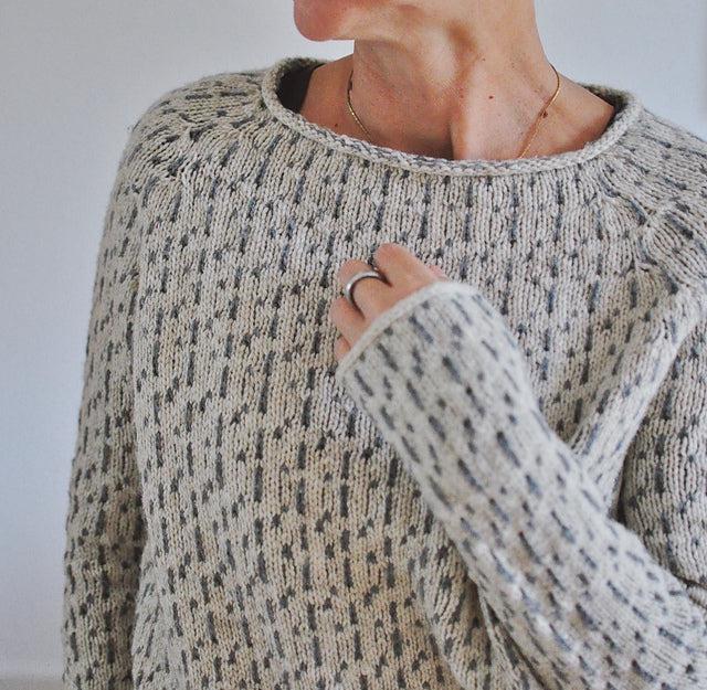 ANALEIA – SUÉTER GRIS CON ESCOTE BARCO