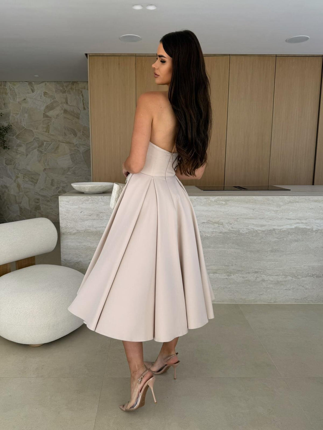 LUETTA - VESTIDO MIDI SIN TIRANTES DE ELEGANCIA MODERNA DE VERANO