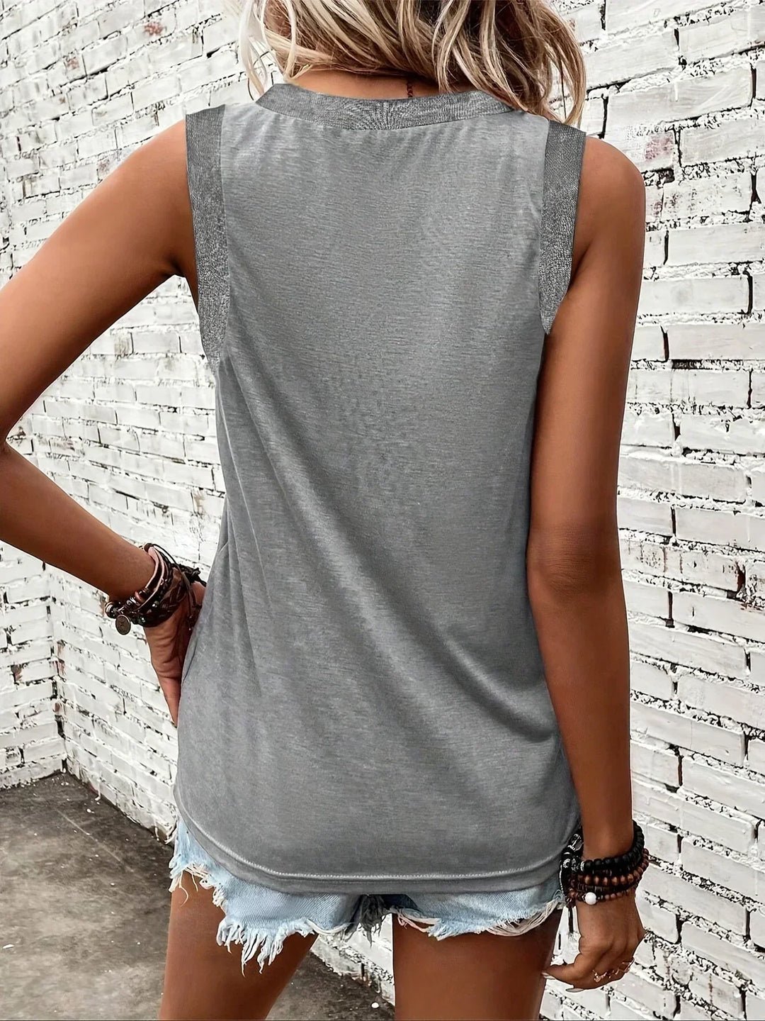ARCADIA - BLUSA SIN MANGAS CON ESCOTE EN V AIREADA