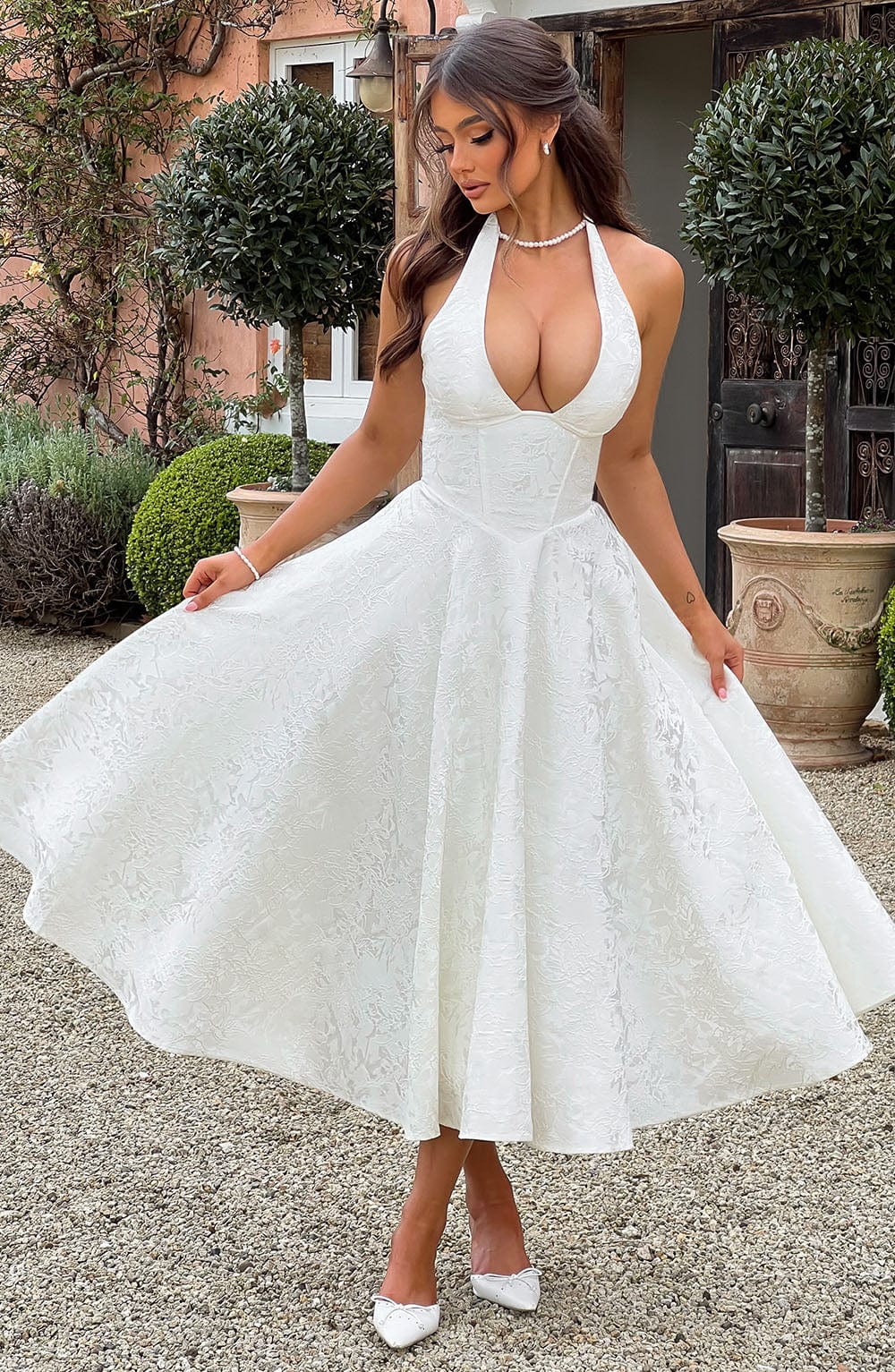 Niamh - Vestido Elegante Sin Mangas con Escote Profundo en V y Bordado