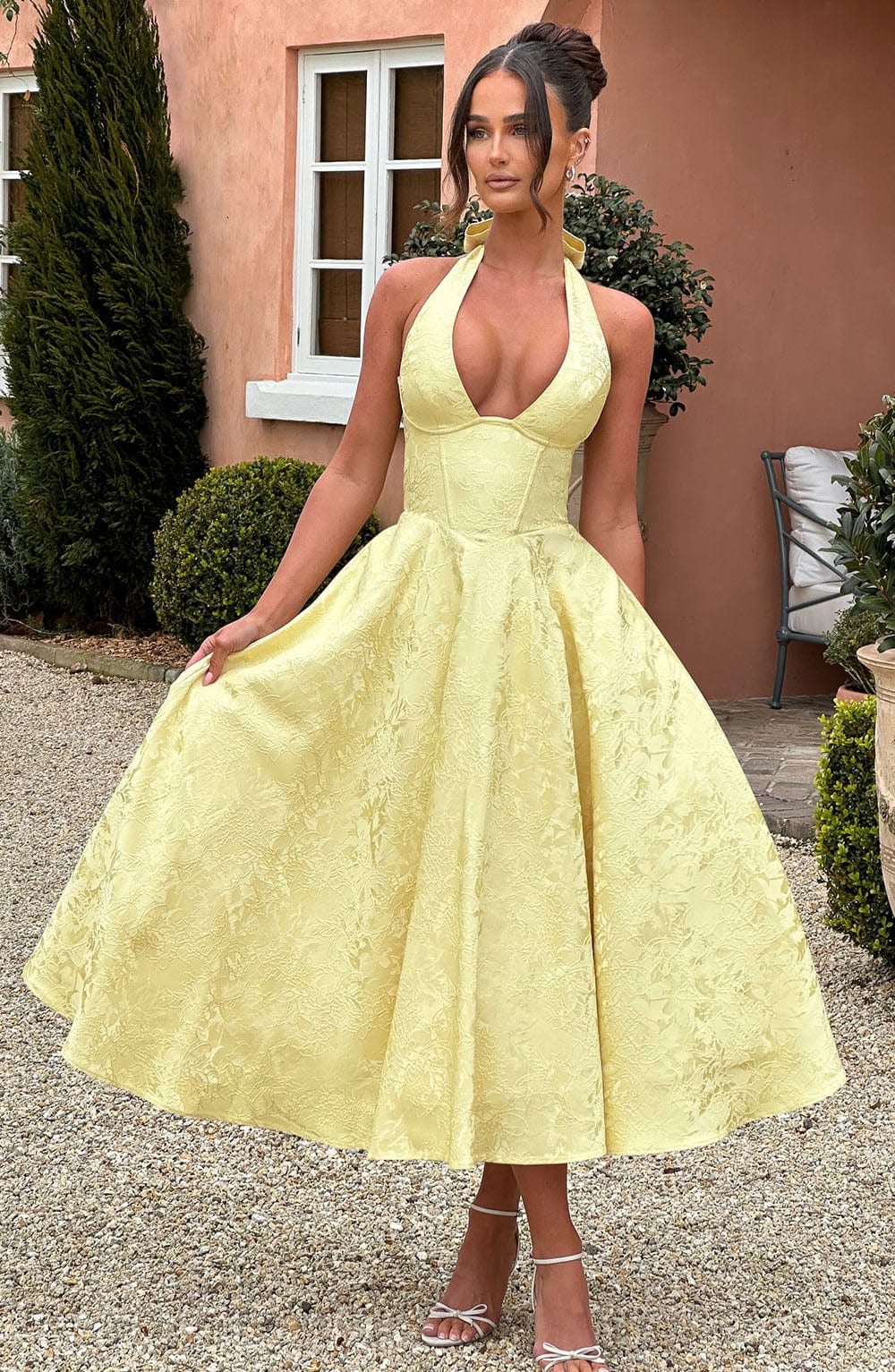Niamh - Vestido Elegante Sin Mangas con Escote Profundo en V y Bordado
